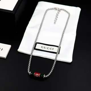 Gucci इनेमल बैरल पेंडेंट सिल्वर ग्रीन कर्ब चेन नेकलेस