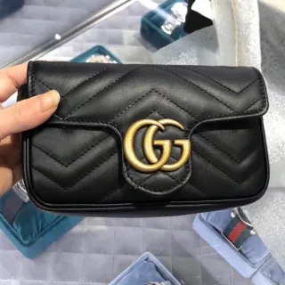 Gucci GG Marmont حقيبة جلد أسود ذهبي مقبسة بشكل شيفرون بأجهزة متشابكة