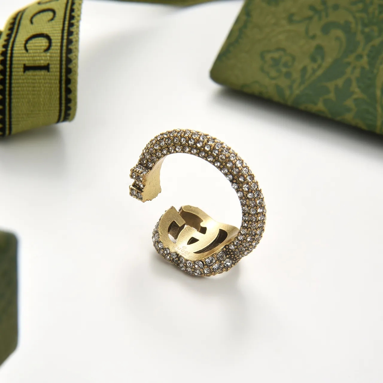 Gucci GG Marmont Bague Ouverte Dorée avec Cristaux 2