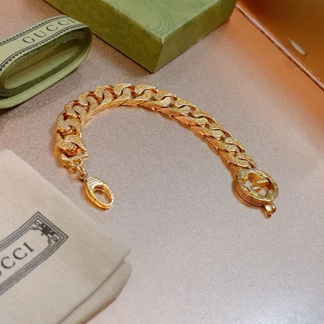Gucci GG Marmont Gold Curb-Link Chain Interlocking G Clasp Bracelet 6