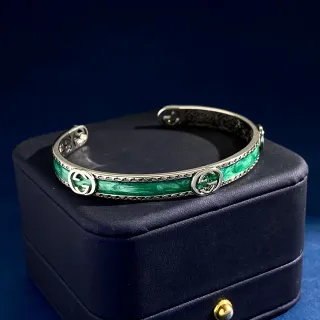 Gucci GG Marmont Esmalte Verde Interlocking G Bracelete de Punho