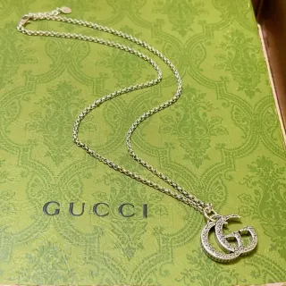 Gucci GG Marmont Interlocking G قلادة تعليقة منقوشة