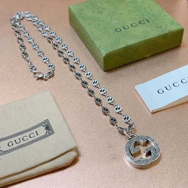Gucci GG Marmont Interlocking G Motif Colar Prateado 4