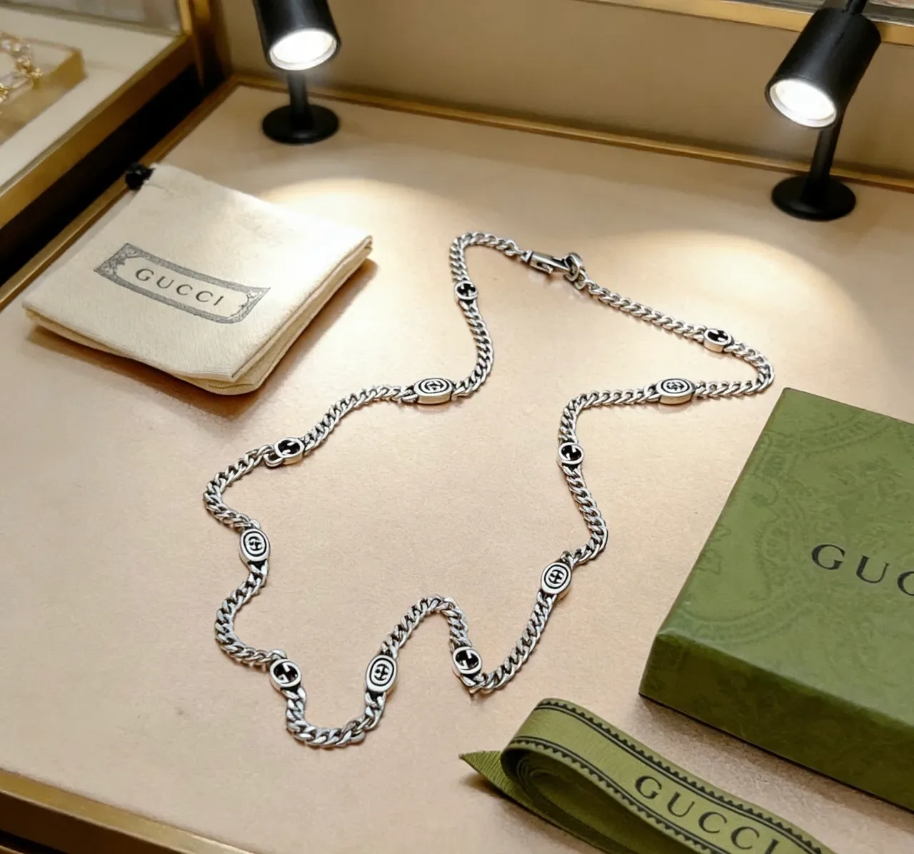 قلادة Gucci GG Marmont فضي أسود سلسلة كيرب كيونكي ميداليونات G Logo متشابك 2