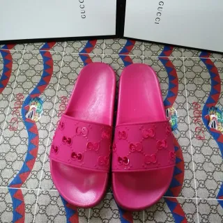 Gucci GG Marmont Slide गुलाबी मोल्डेड रबर चप्पल