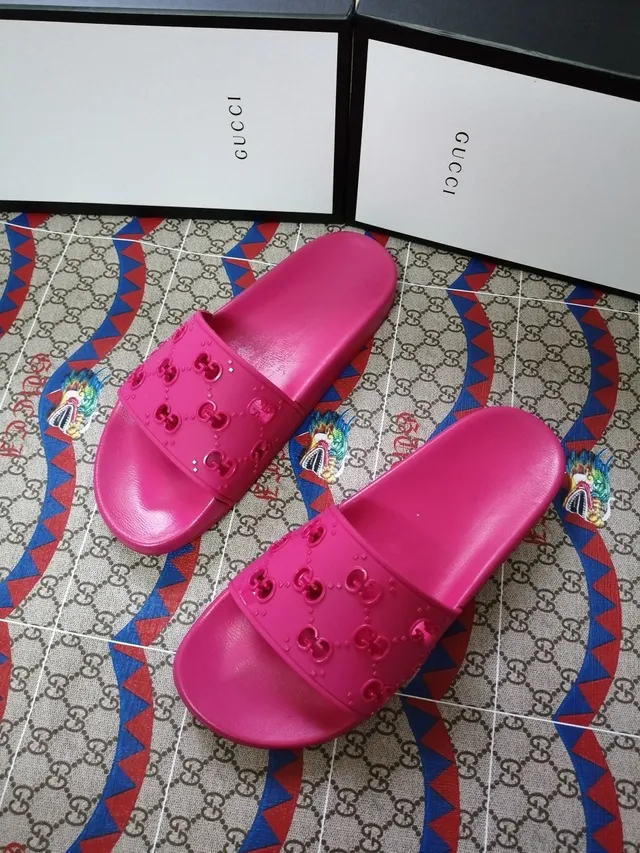 Gucci GG Marmont Slide Chaussons roses en caoutchouc moulé 2