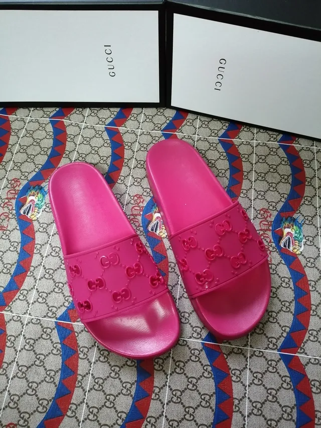 Gucci GG Marmont Slide Chaussons roses en caoutchouc moulé 3