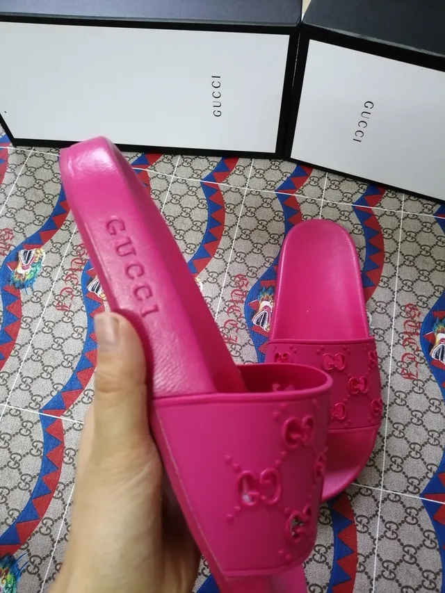 Gucci GG Marmont Slide Chaussons roses en caoutchouc moulé 4