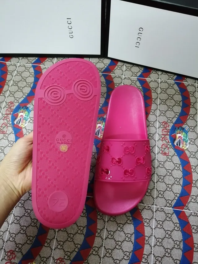 Gucci GG Marmont Slide Chaussons roses en caoutchouc moulé 5