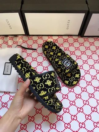 Gucci GG Marmont Slides Noir Or Tout-Couvert Et Impression d'Abeille Plaque Holographique Chaussures 2