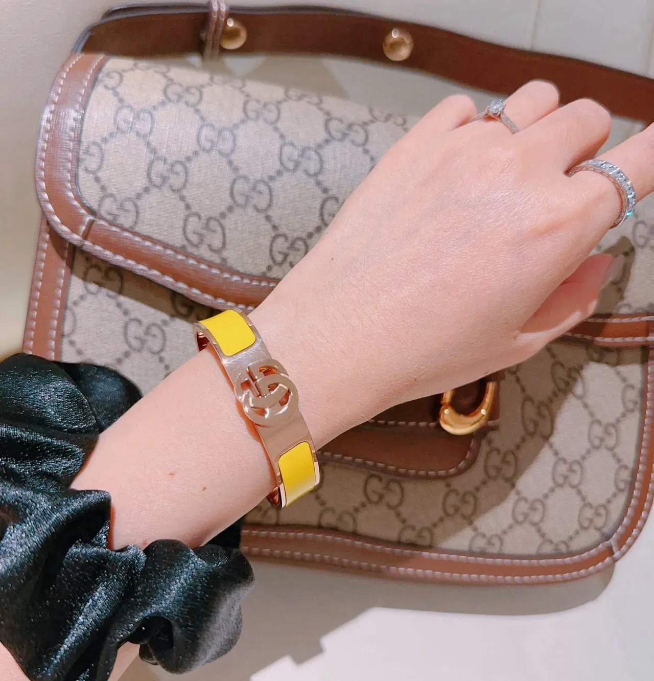 Gucci GG Marmont Bracelet à charnière émaillé jaune or rose 2