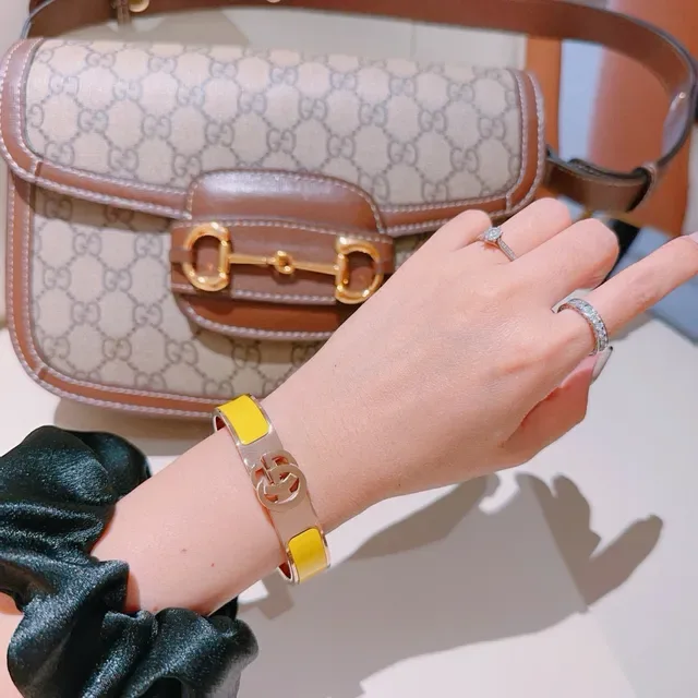 Gucci GG Marmont Bracelet à charnière émaillé jaune or rose 8