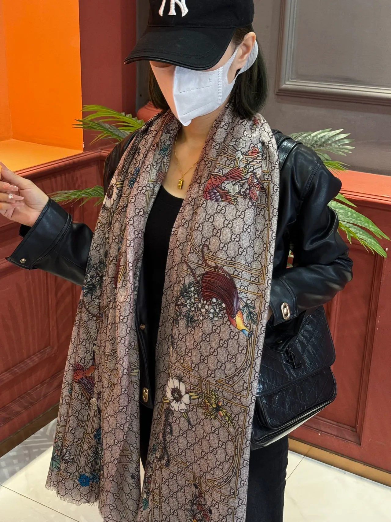 Gucci GG Monogram وشاح حريري طائر مزهر 3