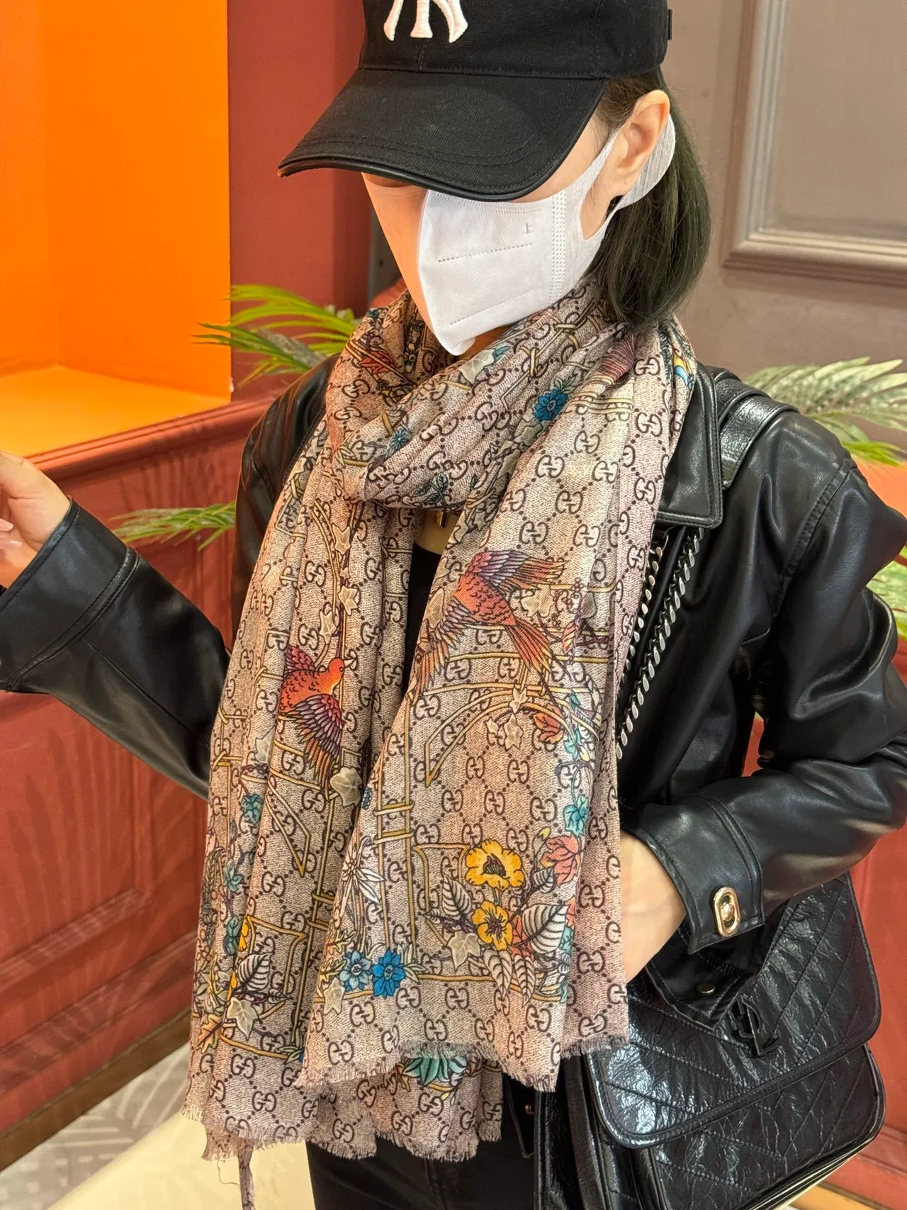 Gucci GG Monogram وشاح حريري طائر مزهر 4