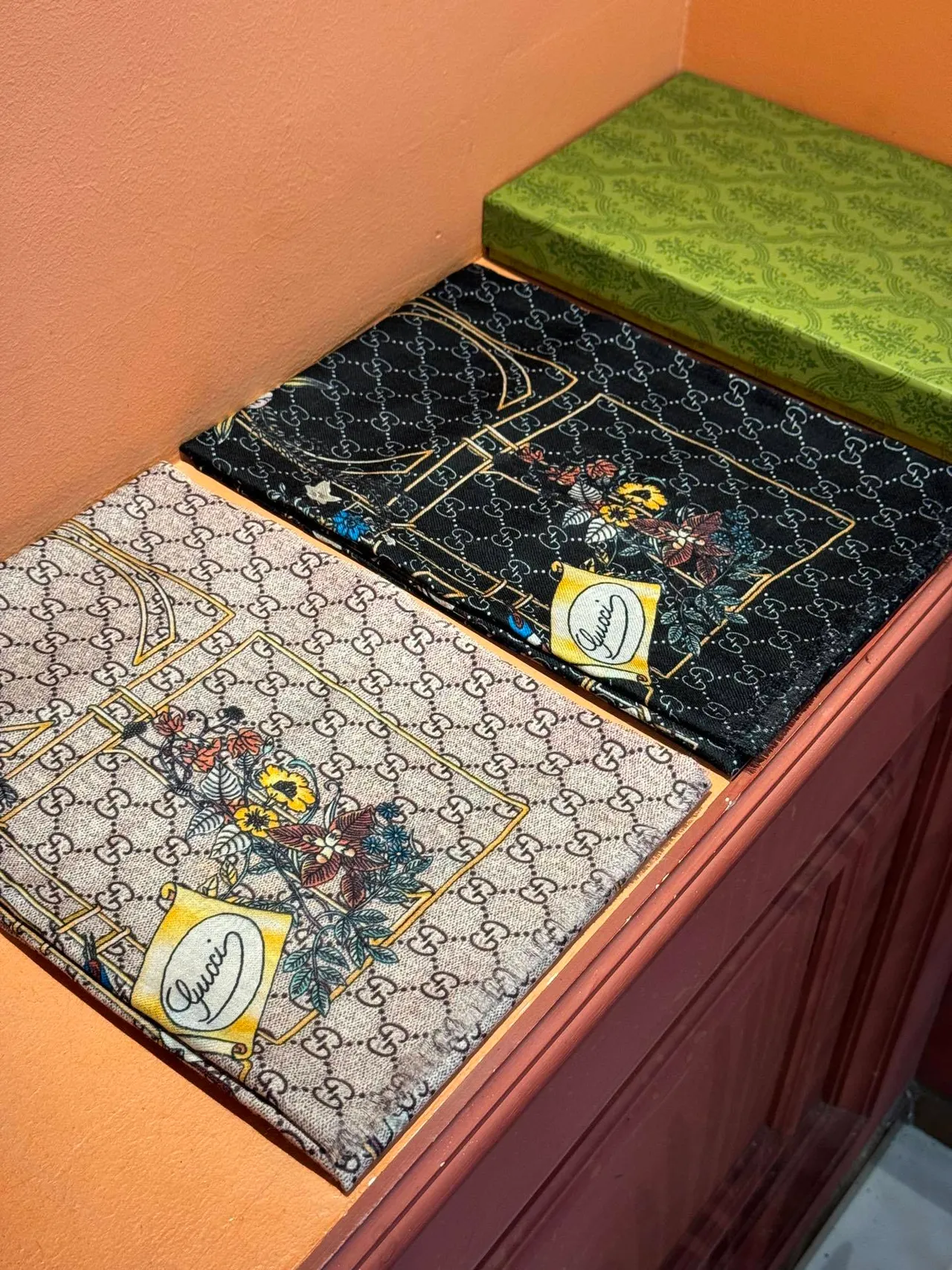 Gucci GG Monogram وشاح حريري طائر مزهر 5