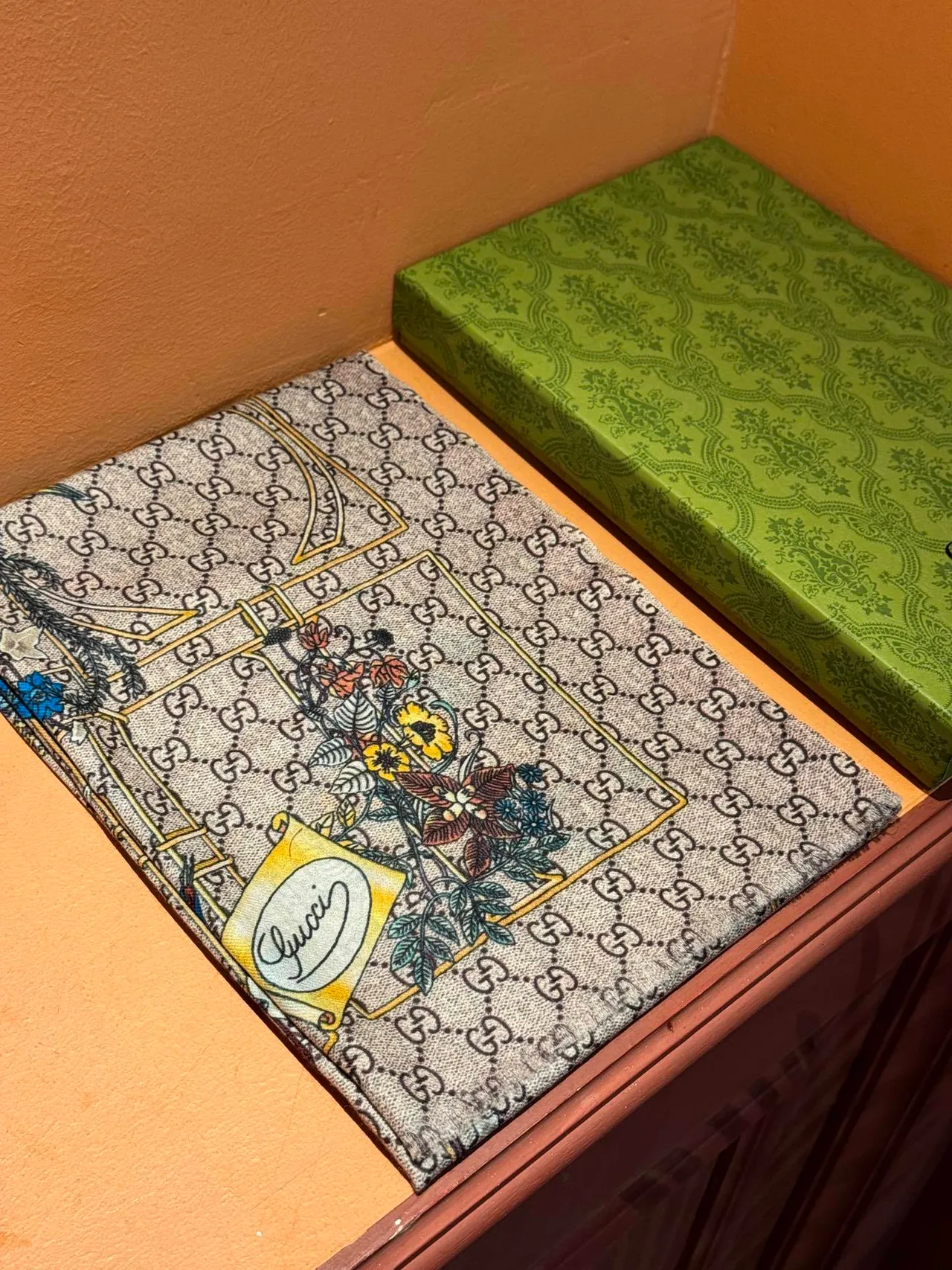 Gucci GG Monogram وشاح حريري طائر مزهر 6