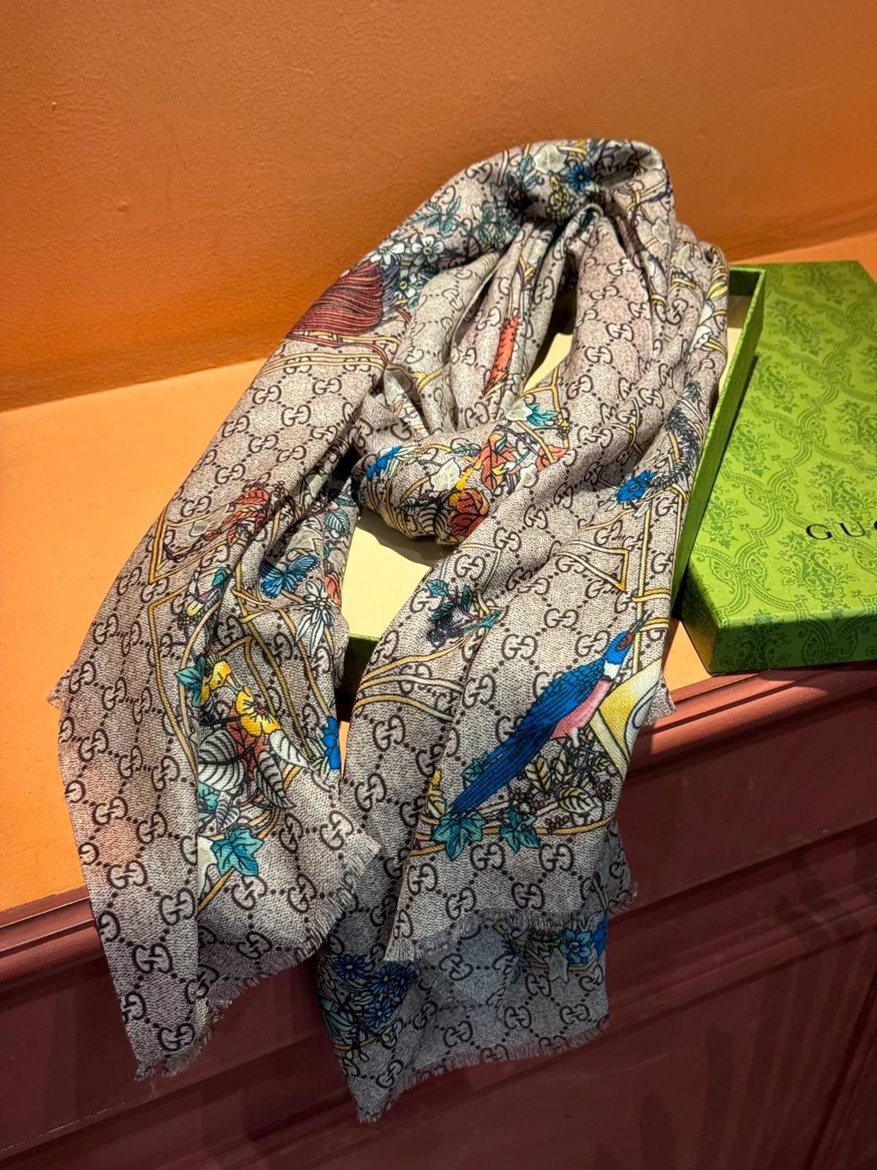 Gucci GG Monogram وشاح حريري طائر مزهر 8