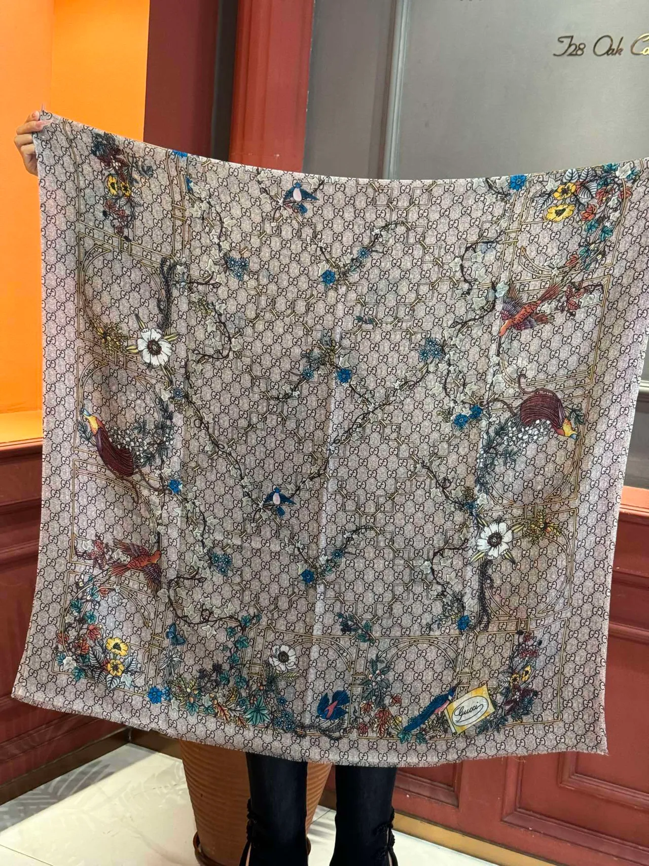 Gucci GG Monogram وشاح حريري طائر مزهر 9