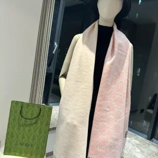 গুক্কি GG Monogram গোলাপি বেইজ ডাবল-ফেসড মনোগ্রাম ক্যাশমিয়ার স্কার্ফ
