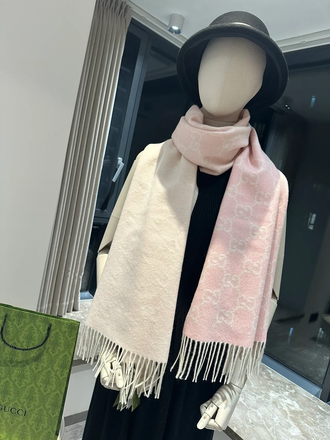 شال غوتشي GG Monogram وردي بيج مزدوج الوجه مونوغرام كشمير 9
