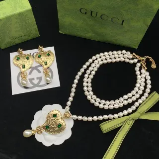 Gucci Gold Green Heart-Shaped Pendant Enamel Inlay Necklace