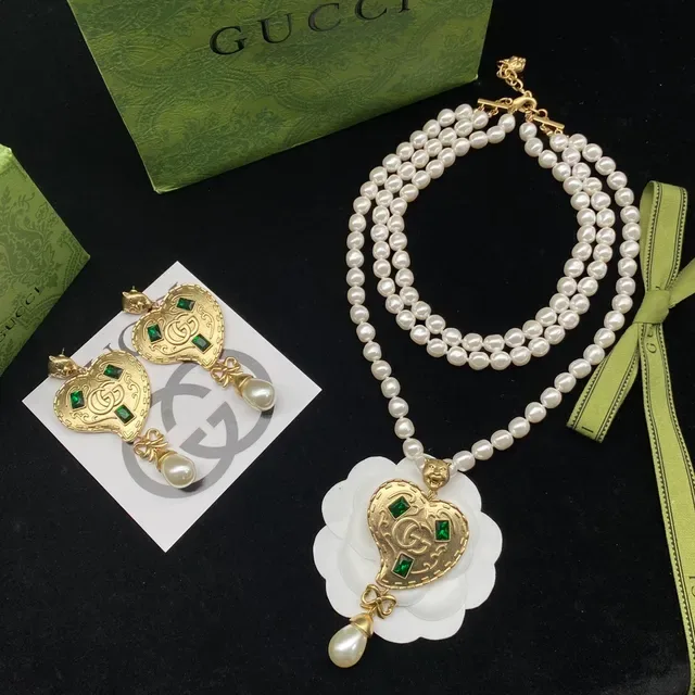 Gucci Gold Green Heart-Shaped Pendant Enamel Inlay Necklace 4