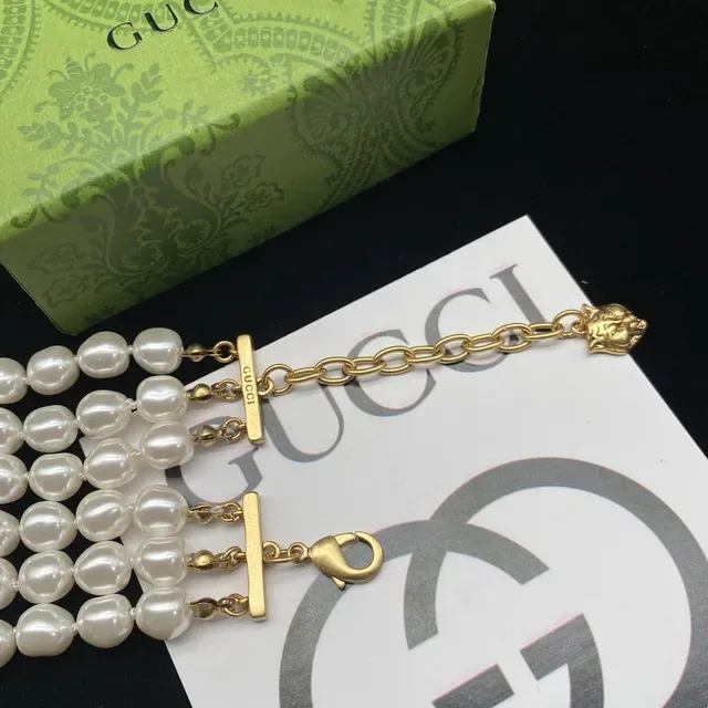Gucci Gold Green Heart-Shaped Pendant Enamel Inlay Necklace 7