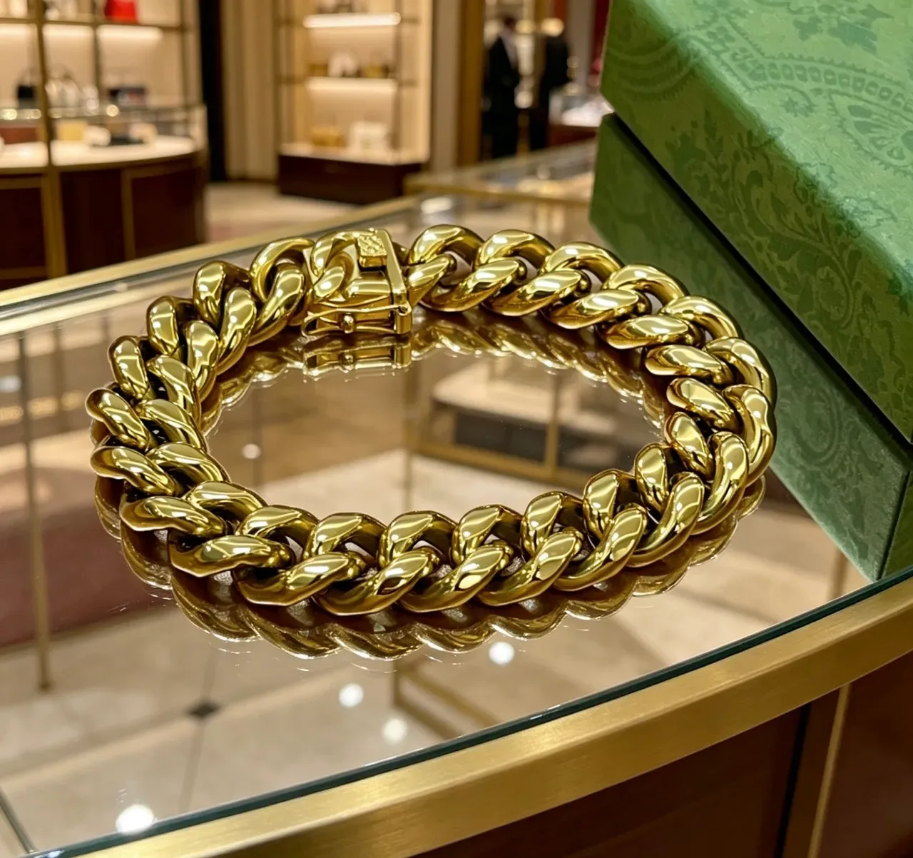 Gucci Gold Oversized Sculptural Chain High-Polish Metal Jewelry 2