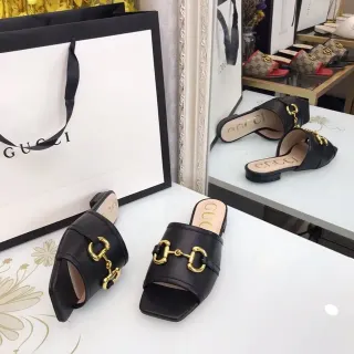 Gucci Horsebit 1955 काले चमड़े के सोने के Horsebit चप्पल