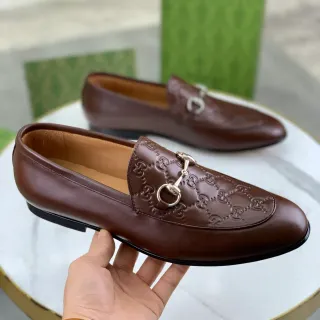 Gucci Horsebit 1955 भूरा एम्बॉस्ड GG लोअफर्स