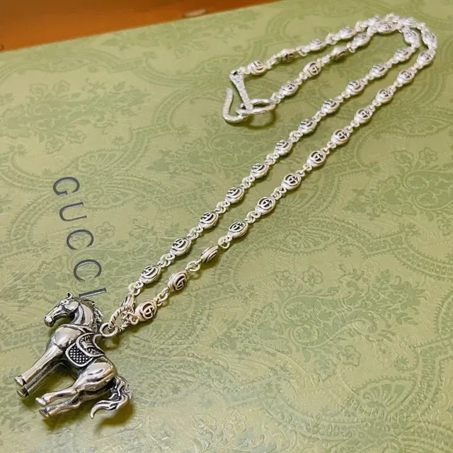 Collier pendentif cheval Gucci Horsebit 1955 ton argenté 3