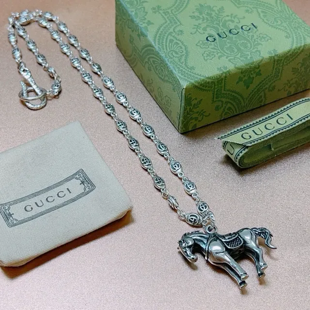 Collier pendentif cheval Gucci Horsebit 1955 ton argenté 4