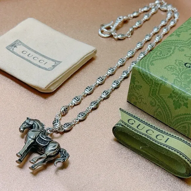 Collier pendentif cheval Gucci Horsebit 1955 ton argenté 9