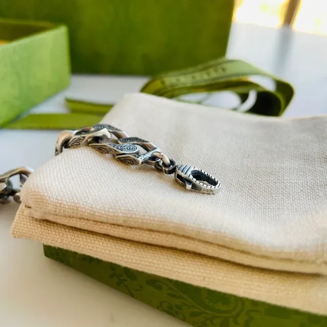 Gucci Icon Silver Beige Ornate Engraved Curb-Link Chain Interlocking G Clasp Bracelet 4