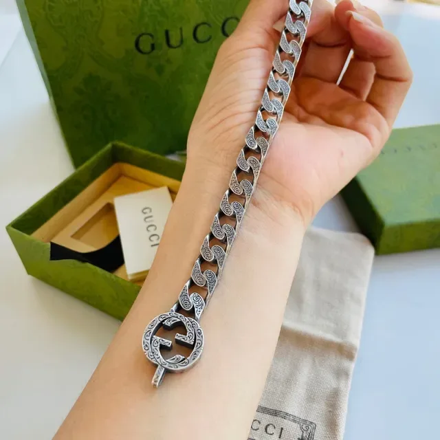 Gucci Icon Silver Beige Ornate Engraved Curb-Link Chain Interlocking G Clasp Bracelet 5