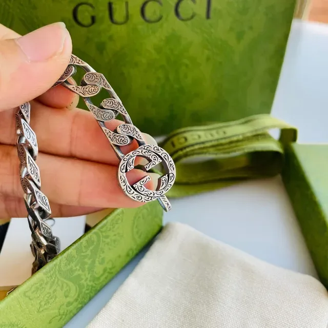 Gucci Icon Silver Beige Ornate Engraved Curb-Link Chain Interlocking G Clasp Bracelet 6