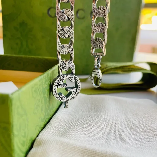 Gucci Icon Silver Beige Ornate Engraved Curb-Link Chain Interlocking G Clasp Bracelet 7
