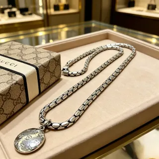 Gucci Interlocking G pendentif ovale chaîne argent collier