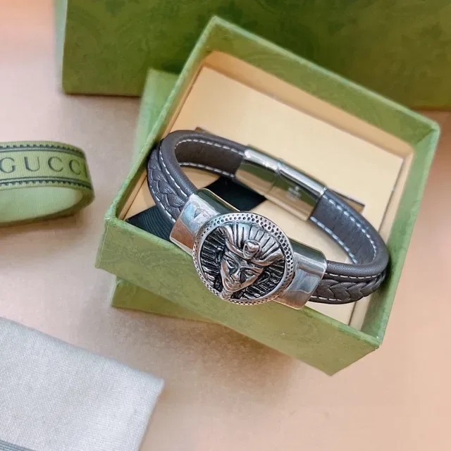 Gucci Pharaoh Medallion سوار جلد مضفر 3