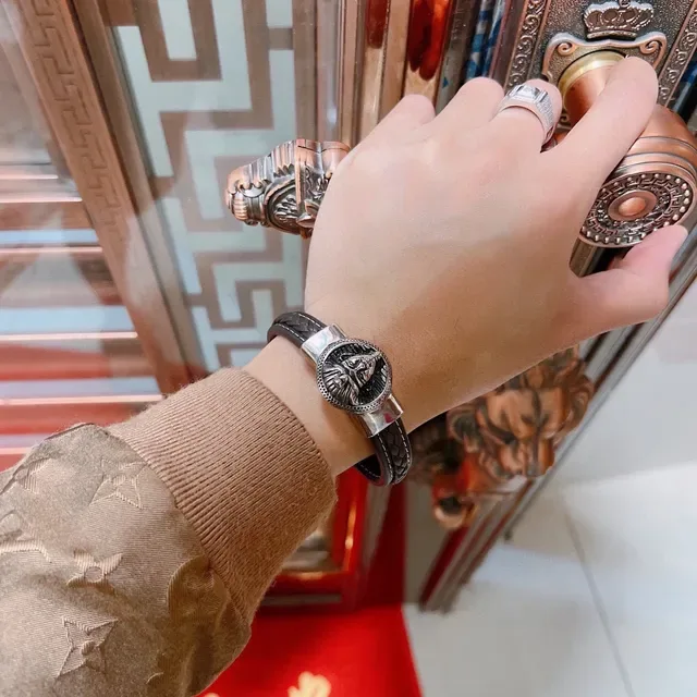 Gucci Pharaoh Medallion سوار جلد مضفر 8