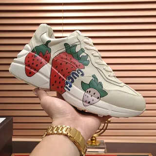 Gucci Rhyton طباعة الفراولة حذاء رياضي كانكي