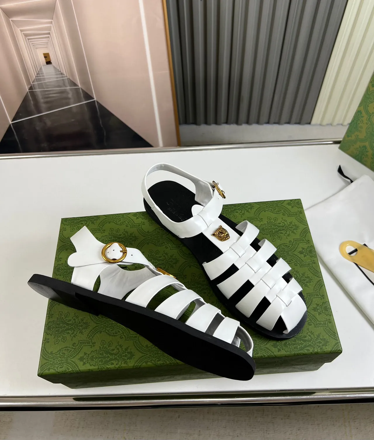 Gucci Rhyton সাদা চামড়ার গ্লাডিয়েটর স্যান্ডেল 5