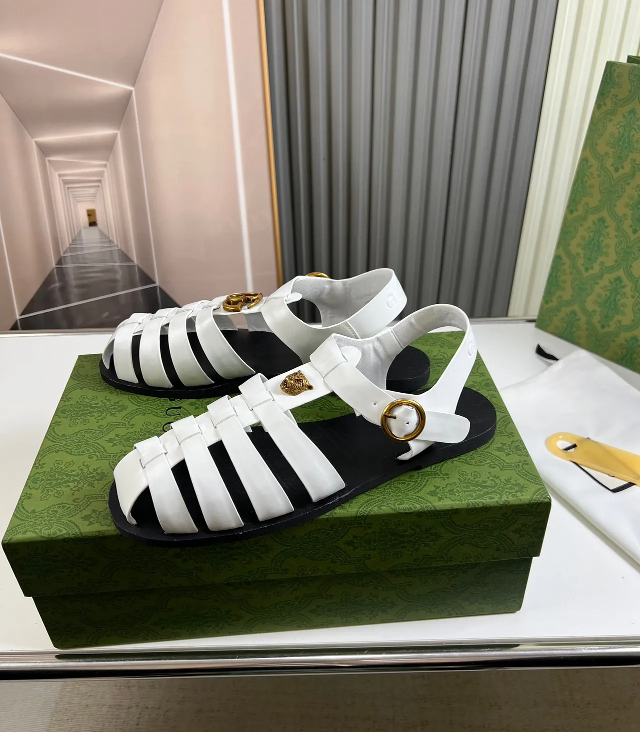 Gucci Rhyton সাদা চামড়ার গ্লাডিয়েটর স্যান্ডেল 8
