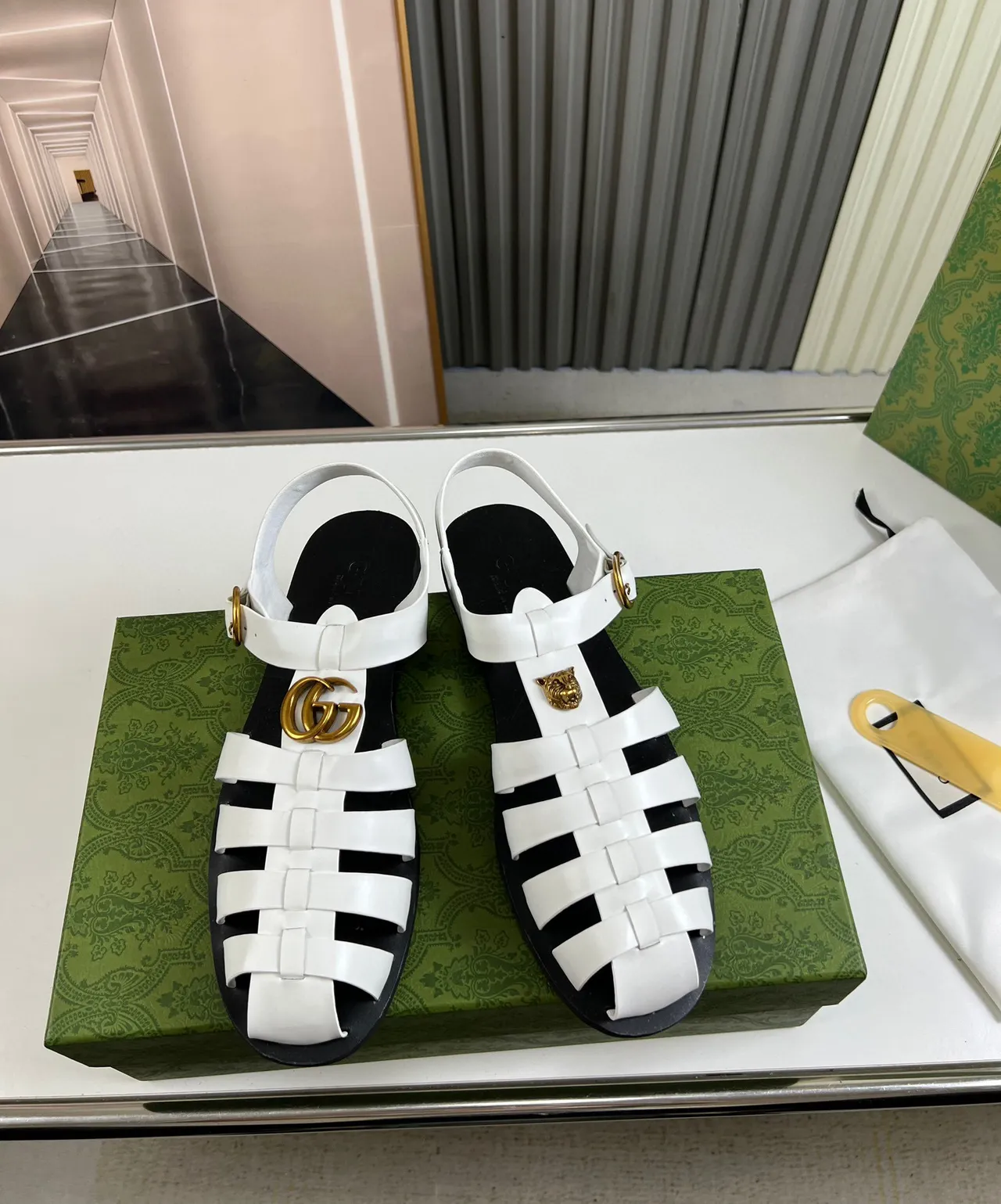 Gucci Rhyton সাদা চামড়ার গ্লাডিয়েটর স্যান্ডেল 9