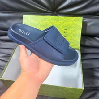 Gucci Screener Navy मोल्डेड रबर संरचना एम्बॉस्ड इंटरलॉकिंग जी लोगो चप्पल