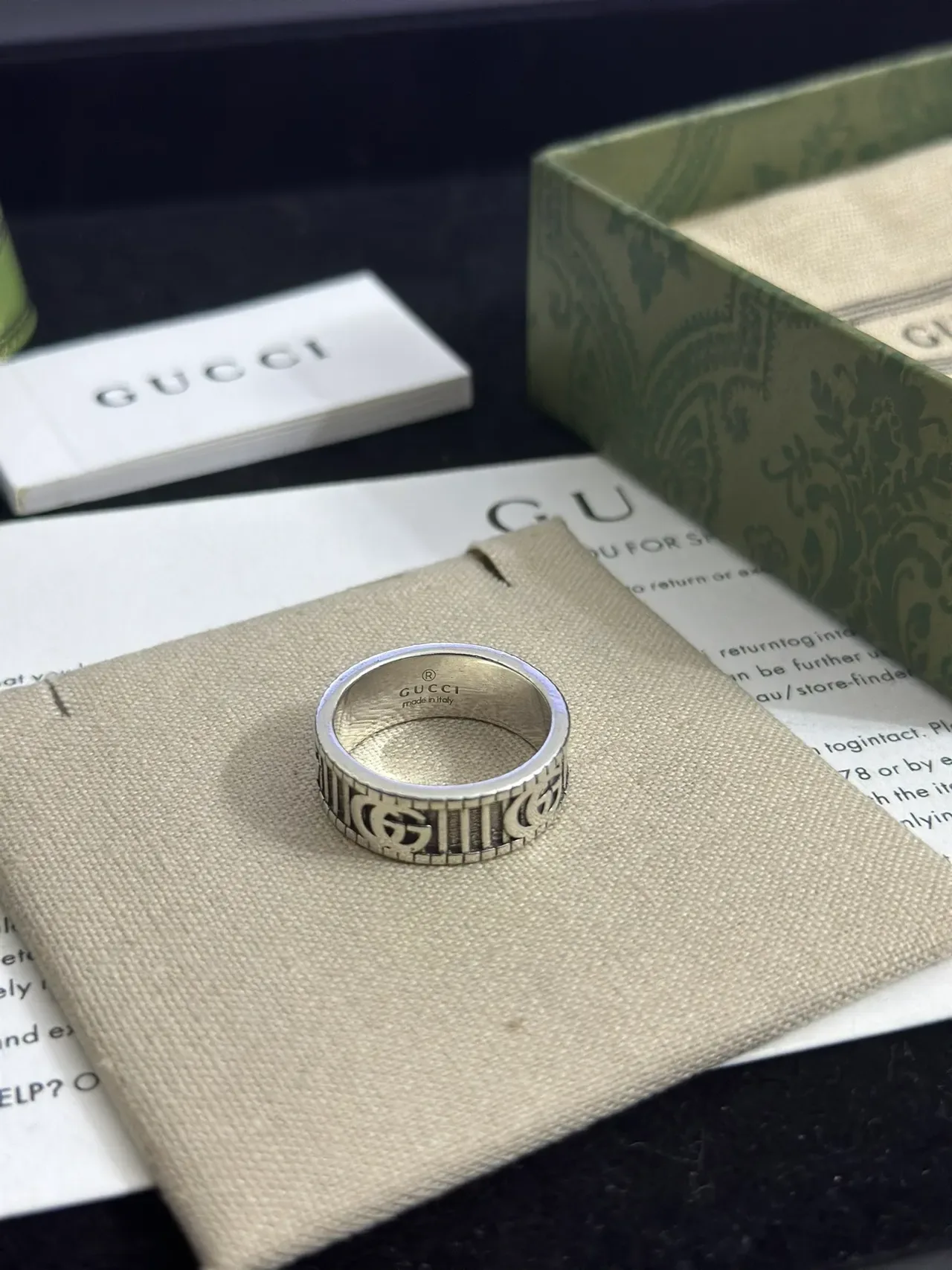 Anillo Gucci Screener Plata Beige Banda Ancha Motivo Interlocking G 2