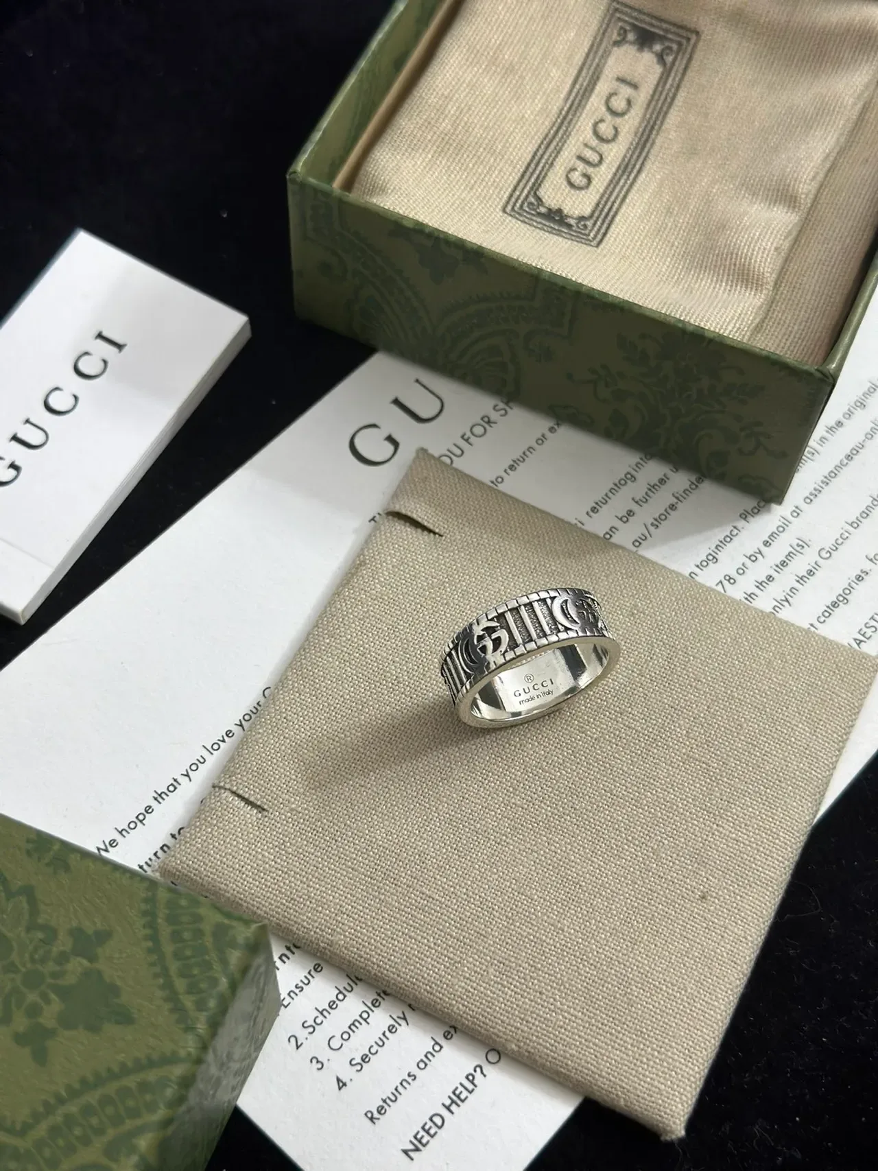 Anillo Gucci Screener Plata Beige Banda Ancha Motivo Interlocking G 3