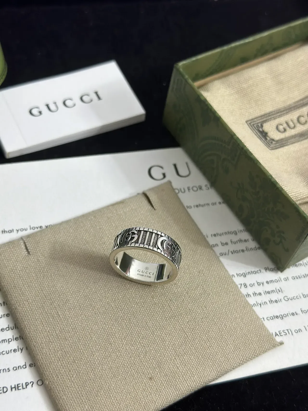 Anillo Gucci Screener Plata Beige Banda Ancha Motivo Interlocking G 4