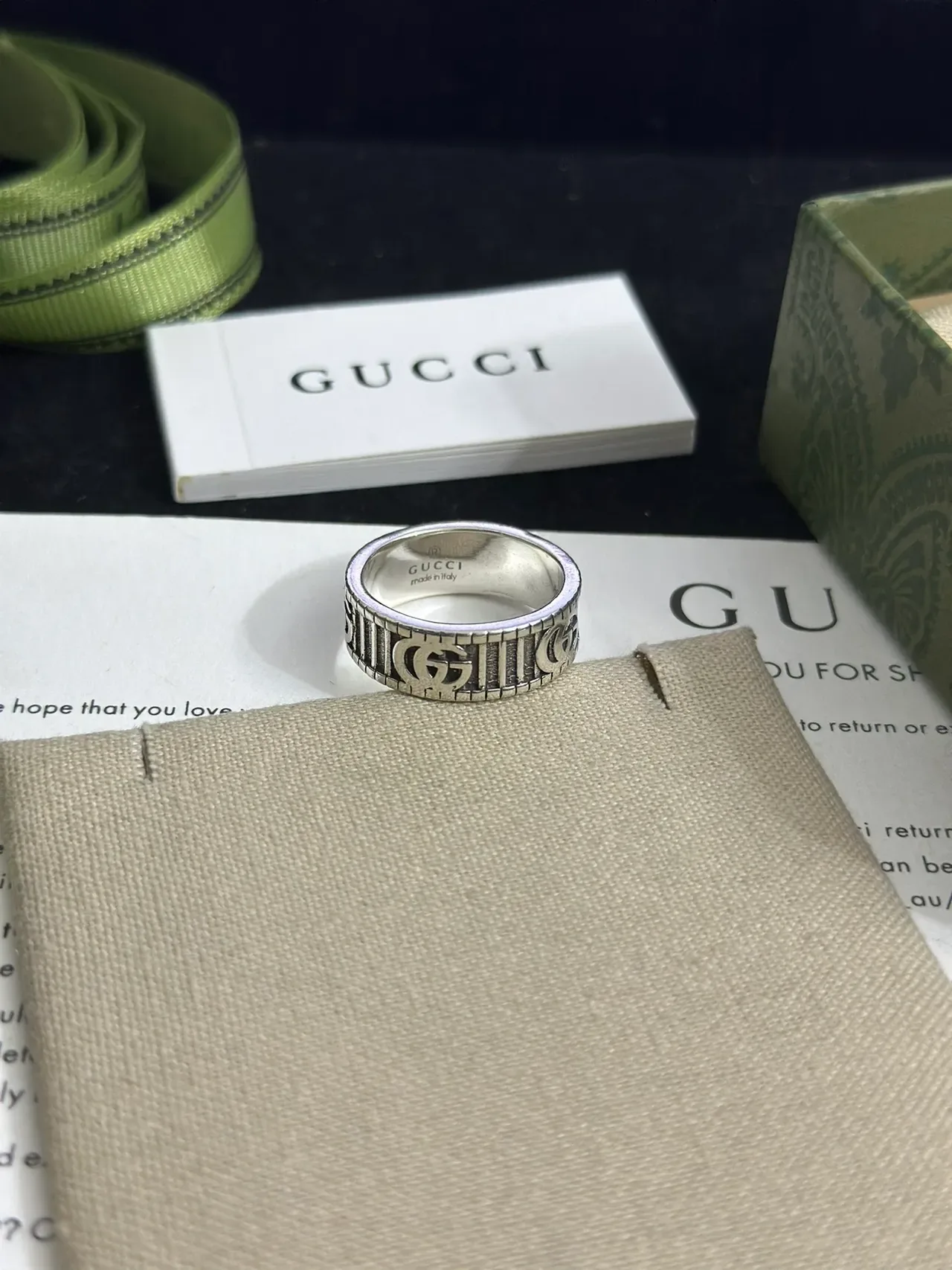Anillo Gucci Screener Plata Beige Banda Ancha Motivo Interlocking G 5