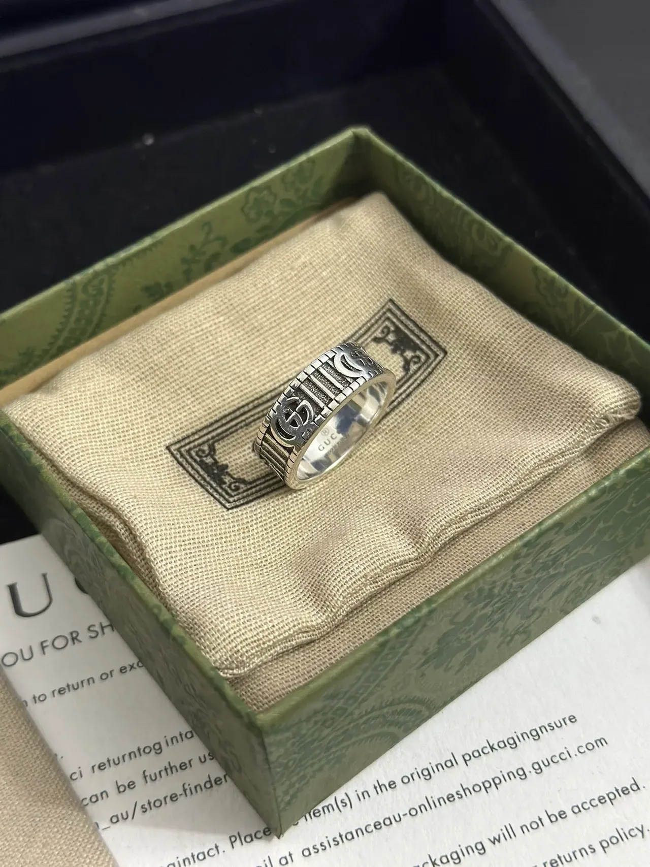 Anillo Gucci Screener Plata Beige Banda Ancha Motivo Interlocking G 6